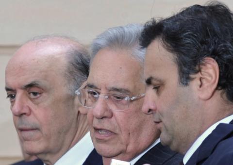 Pressionado por Serra, Aécio reforça elo com FHC